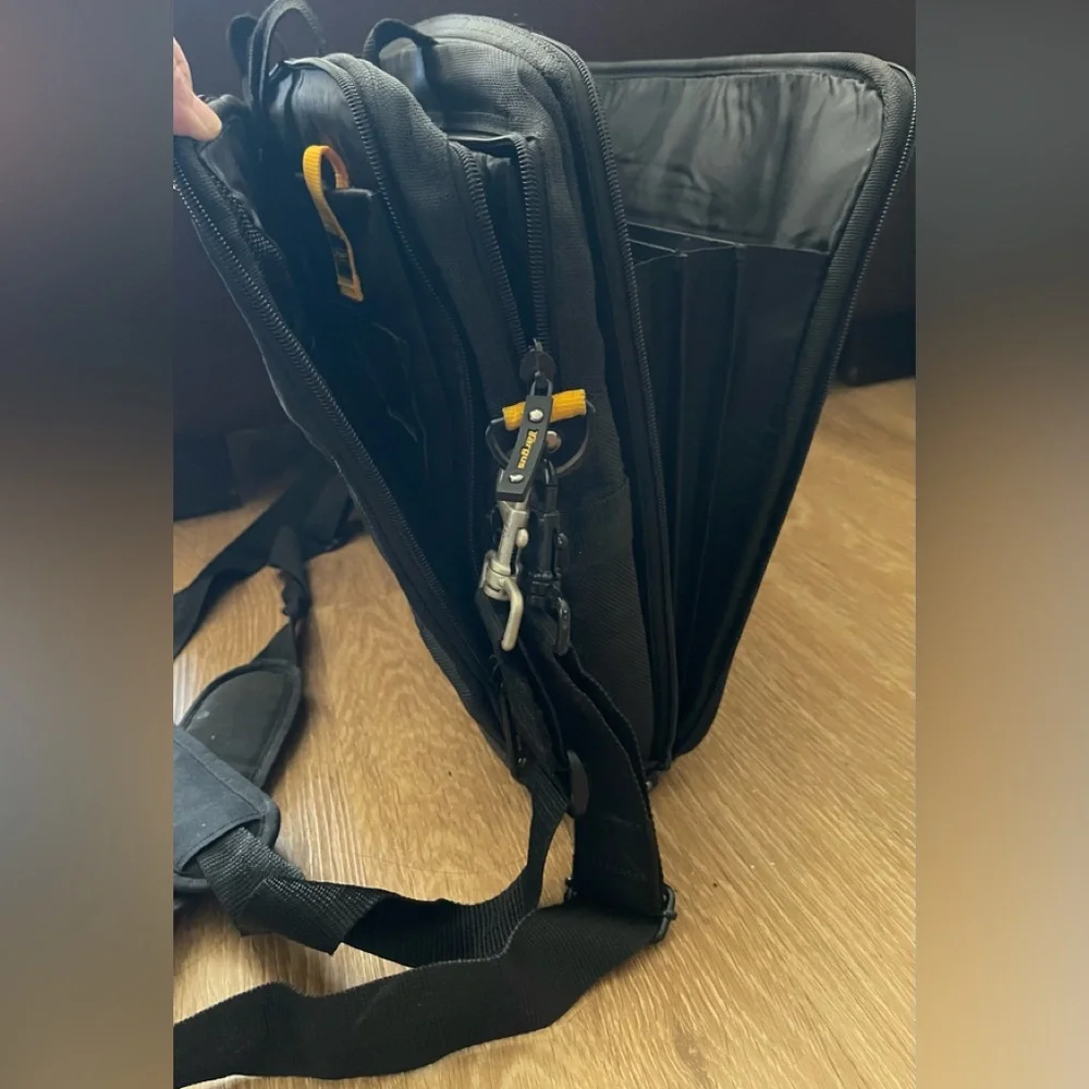 Targus multiple compartments bag